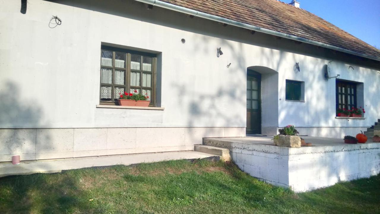 Gerecse Vendégház Sutto Extérieur photo